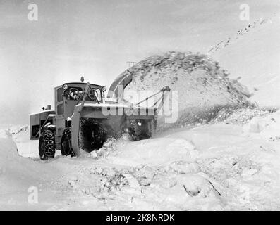 Haukeli Novembre 1967 All-year Road Røldal / Haukeli è aperto per la prima volta nell'inverno del 1967-1968. Qui la rimozione della neve con spazzaneve rotante su tutta la strada dell'anno. Foto: Kvaale / NTB / NTB Foto Stock