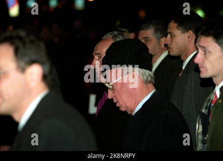 Oslo 19941209 Shimon Peres e Yitzhak Rabin sputano per le strade di Oslo. Sono qui in relazione al fatto che gli viene assegnato il Premio Nobel per la pace con Yasir Arafat. Foto: Johnny Syversen / NTB Foto Stock