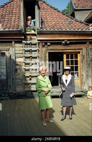Oslo. La coppia reale svedese, la regina Silvia e il re Carl Gustaf, visitano la Norvegia con la coppia reale norvegese, la regina Sonja e il re Harald. Qui da Bryggen a Bergen. Queen Silvia e Queen Sonja in tour della città. Foto; Bjørn Sigurdsøn / NTB Foto Stock