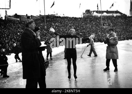 Oslo 19560211. Coppa del mondo sul pattinaggio a Bislett. Un felice Torstein Seiersten è venuto al 4th° posto durante la Coppa del mondo, dopo tre russi. Foto: Knut Holm / NTB Foto Stock