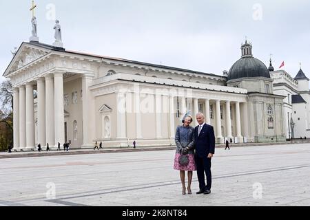 Vilnius, Lituania. 24th Ott 2022. La regina Mathilde del Belgio e il re Filippo - Filip del Belgio posa per il fotografo alla visita ufficiale di Stato della coppia reale belga nella Repubblica di Lituania, lunedì 24 ottobre 2022, a Vilnius. FOTO DI BELGA DIRK WAEM Credit: Agenzia Notizie di Belga/Alamy Live News Foto Stock