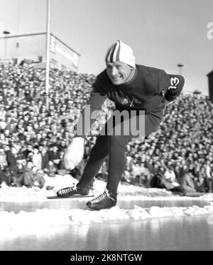 Coppa del mondo di Oslo 19560211 su pattini. Lo skater Hjalmar Andersen Hjallis in azione durante la sua gara di addio a Bislett. Era il numero 3 in generale. Foto: SV. A. Børretzen / Aage Storløkken / Current / NTB Foto Stock