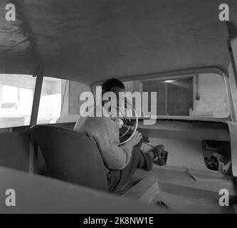 LUNDE in Telemark, 1956. Produzione del troll norvegese. Qui l'autore per Kohl-Larsen. Foto: Sverre A. Børretzen/ NTB/ NTB Foto Stock