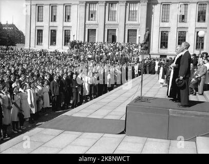 Oslo 1940: L'immatriculazione in Piazza dell'Università. Professore di Fiologia nordica e Principal, Professore, Dr. Didrik Arup Seip presso l'Università di Oslo dal 1937 parla agli studenti durante il riculation. Lasse Kolstad (t.v.) Rappresentante di carbone russo di quest'anno. Foto: NTB / NTB Foto Stock