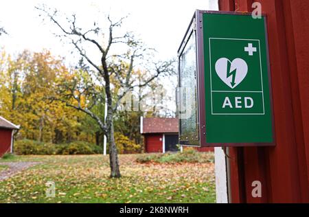 Un defibrillatore automatico esterno in un parco. Un defibrillatore semiautomatico esterno (AED) è un dispositivo elettronico portatile che diagnostica automaticamente le aritmie cardiache potenzialmente letali della fibrillazione ventricolare (VF) e della tachicardia ventricolare senza polso. Foto Stock