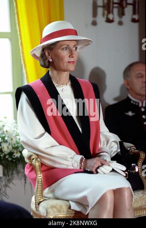 Eidsvoll 19910620: Siggingsferden 1991 giugno. Re Harald V - firma e Sigsninger. Foto: Cerimonia nel Rikssalen nell'edificio Eidsvoll qui Regina Sonja. Cappello bianco con nastro di cappello rosso. Gilet rosa e nero su abito bianco. Foto: Lise Åserud Foto Stock