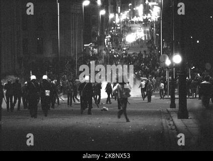 Oslo 19800501 tumulti nel centro di Oslo notte fino al 1st maggio. La polizia ha usato gas lacrimogeni contro le bande giovanili durante i disordini. La foto è tratta dalla porta di Karl Johans sotto i tumulti. Foto Erik Thorberg / NTB / NTB Foto Stock