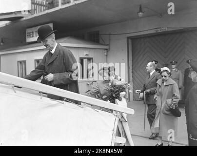 Oslo 19520426. La principessa Astrid torna in Inghilterra dopo aver completato le vacanze pasquali dove studia a Oxford dal 1950 al 1952. La famiglia reale la segue a bordo della barca che la porterà in Inghilterra. Qui (F.) Re Haakon, Principessa Astrid, Principessa Ragnhild e Principe Olav. FOTO: VALLDAL NTB / NTB Foto Stock