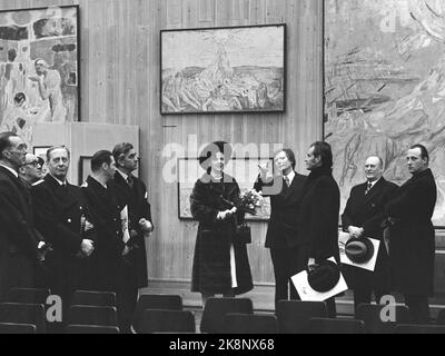 Oslo Febbraio 1973. Regina Margrethe di Danimarca in 3 giorni visite ufficiali ad Oslo. Ha con la famiglia, il principe Gemalen il principe Henrik ed i due figli ereditano il principe Frederik ed il principe Joachim. Qui la regina Margrethe visita il Museo Munch con il re Olav e il principe ereditario Harald. Foto: Corrente / NTB Foto Stock