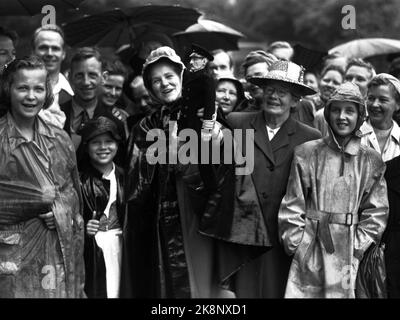 Oslo. Re Haakon 80 anni 3 agosto 1952. La foto: Era nera dalla gente nella piazza del castello, e non andarono quando il re era tornato dalla sua guida attraverso la città, ma cercarono all'alto di attirare i reali fuori sul balcone. Uno degli spettatori ha anche una bambola King Haakon in uniforme. Foto: Sverre A. Børretzen / corrente / NTB Foto Stock