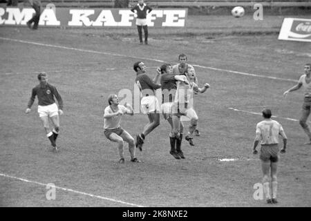 Oslo 19700919 Veterano e debutante. Norvegia - Svezia (2-4) in partita di calcio allo stadio Ullevaal. Per 45 minuti, poco più di 12.000 spettatori e undici giocatori di calcio erano consapevoli che poteva portare contro la vittoria a Ullevaal. Nella seconda metà arrivò la pioggia - e gli svedesi. Sembrava quasi che i norvegesi avessero dimenticato che ci sono due giri in una partita di calcio. Qui siamo abbastanza chiari dietro gli svedesi, sia Egil Olsen, 28 anni e lo studente universitario sportivo, e Olav Nilsen, con il mare sulla schiena. Foto: Aage Storløkken, Sverre A. Børretzen / corrente / NTB Foto Stock