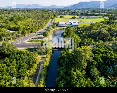 Ripresa aerea dove fiume, strada e natura si incontrano, con un ponte. Foto Stock