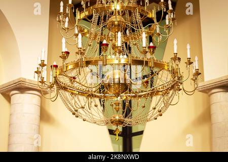 Splendido lampadario d'oro d'epoca con luce calda Foto Stock