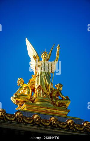 La statua dorata della poesia in cima all'opera a Parigi, Francia Foto Stock