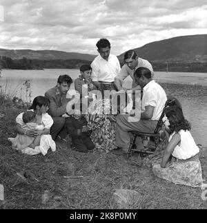 Lillehammer 1955 - dal campo di zingari a Vingnes. A tre delle quattro famiglie che vivono nel campo è stato detto di lasciare il paese entro 10 giorni. Secondo la legge norvegese, "gli zingari o altri volantini che non si allontanano per avere la cittadinanza norvegese non dovrebbero avere accesso al regno". Qui da una virtù zingara nel campo. Durante il matrimonio, la donna mangia pane e sale del ginocchio dell'uomo come segno che lei sarà per sempre sua. Foto: Aage Storløkken / corrente / NTB Foto Stock