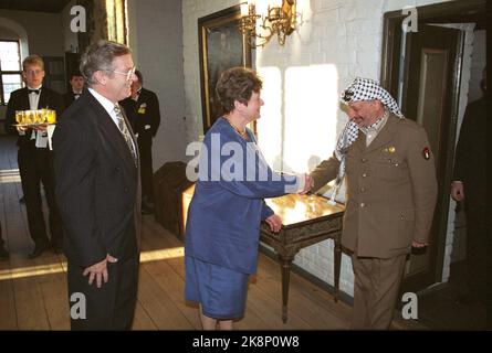 Oslo 19941211: Il primo ministro Gro Harlem Brundtland accoglie Yasir Arafat per il pranzo ad Akershus. Il Premio Nobel per la pace 1994 è diviso tra Yasir Arafat, Shimon Peres e Yitzhak Rabin. Arne Olav Brundtland (t.v.). Foto: Rune Petter Næs NTB / NTB Foto Stock