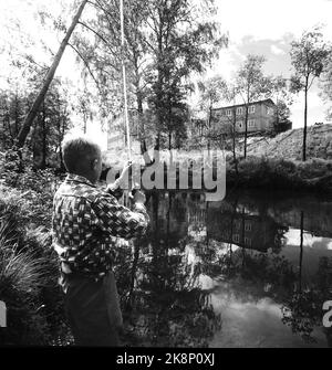 Oslo nell'estate del 1962. Una passeggiata lungo l'Akerselva da OS a OS. Ecco un ragazzo che pesca nel fiume. Foto: Aage Storløkken / corrente / NTB Foto Stock