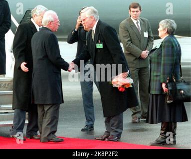 Oslo 19941210. Il Premio Nobel per la pace 1994. Il Premio Nobel per la pace per il 1994 è diviso tra Yasir Arafat, Shimon Peres e Yitzhak Rabin. Il primo ministro israeliano e premio Nobel Yitzhak Rabin è accolto in Norvegia dal presidente del Comitato Nobel, Francis Sejersted, a Fornebu. Hanna Kvanmo, membro del Comitato Nobel a destra. Foto: Knut Falch Foto Stock