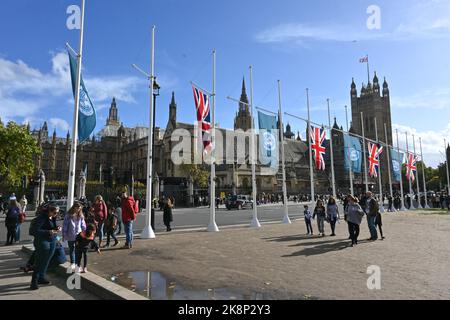 Londra, Regno Unito, 24/10/2022, l'inglese purtroppo espresso, il Regno Unito totalmente apertamente controllo NATO sul Regno Unito a Parliament Square, 24 ottobre 2022, Londra, Regno Unito. Foto Stock