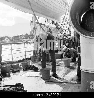 195207. Nave-scuola di Bergen «Statsraad Lehmkuhl» le 1700 tonnellate di navi a vela navigano in mare attraverso l'Atlantico contro New York con 180 primi ragazzi di viaggio a bordo. La nave a vela è stata isolata dal Byfjord di Bergen dal 1948. E' la prima volta che una nave scolastica norvegese si imbarca a lunga velocità con solo i ragazzi della prima volta. Qui vediamo i ragazzi capannoni e lava il pneumatico. Foto di magazzino: Sverre A. Børretzen / corrente / NTB Foto Stock