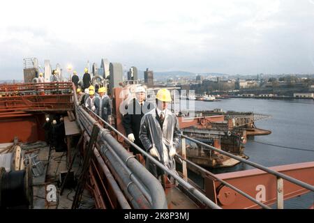 Oslo 1974 ottobre: Re Carl Gustaf di Svezia in visita ufficiale in Norvegia. Qui il re Carl Gustaf visita la piattaforma petrolifera a Nyland insieme alla dir. Onarheim. Foto: NTB / NTB Foto Stock