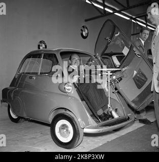 Oslo 19570503 Car show a Filippstad. Ecco una curiosa BMW, una BMW Isetta. Minuscola, con porta anteriore e due ruote aderenti dietro. E 'ovviamente commercializzato come una perfetta città auto, in quanto è un elegante uomo d'affari con un abito a righe e ombrello che mostra la vettura. Foto: NTB / NTB Foto Stock