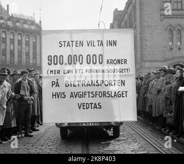 Oslo 19590415 le organizzazioni automobilistiche dimostrano contro le nuove imposte sulle autovetture. Le nuove tasse sulle automobili sono state adottate in una riunione segreta tenutasi a Storting il 2 febbraio e hanno comportato un costo drastico per il team automobilistico. Dopo la registrazione di auto privata ha lasciato lo stato di 113 Dogane e tasse, e il prezzo della benzina aumentato di 173 le proteste ha portato ad una fermata quasi totale in tutto il traffico automobilistico attraverso il paese. Da Karl Johans cancello con auto e persone. Il poster sulla vettura ha il testo: Lo stato solleverà NOK 900.000.000,- più di una pre-guerre, se la proposta fiscale è adottata ' Foto: NTB / NTB Foto Stock