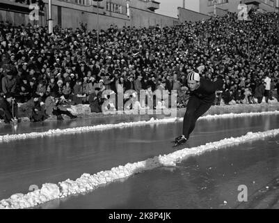 Oslo 19560211 World Cup su pattini, gare veloci, a Bislett. Si è trattato di una triplice generale russa, con Gonsjarenko che ha vinto. Qui, Gjestvang in azione di fronte a un pubblico pieno a Bislett. Foto: NTB / NTB Foto Stock