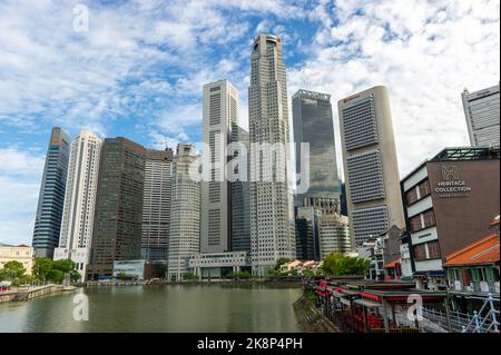 L'iconica Singapore. Boat Quay ha preso il tardo pomeriggio, con il quartiere finanziario di Singapore sullo sfondo Foto Stock