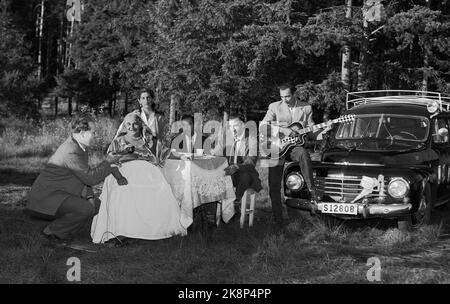 Hokksund 19590709 Norwegian National Broadcasting NRK al lavoro sul campo. Qui, il reporter Odd Nordland intervista un gruppo di zingari / rumeni a Hokksund. Auto immatricolata in Svezia Nella foto. Foto: Knoblauch / NTB / NTB Foto Stock