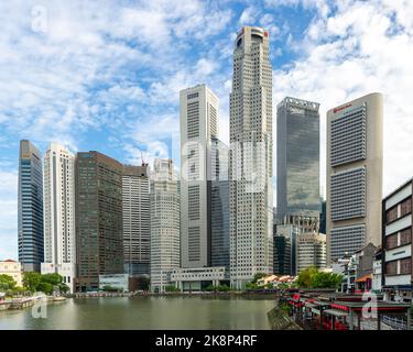 L'iconica Singapore. Boat Quay ha preso il tardo pomeriggio, con il quartiere finanziario di Singapore sullo sfondo. Foto Stock