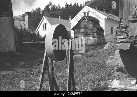 Osterøy 19680727. Havråtunet a Osterøy a Hordaland è un cantiere dove il passato è ancora vivo. Intorno all'anno 1300, Havråtunet era un'azienda agricola ben fondata. Il conservatore del Museo agricolo di Hordaland Johannes Revheim lavora molto per mantenere la Havråtunet. Qui spicca la pietra di macinazione nel cortile. Foto: Sverre Børretzen corrente / NTB Foto Stock