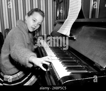 Horten 19600116. La star del bambino Grethe Kausland 'Little Grethe' ha compiuto 12 anni. Quando Grethe aveva 7 anni, cantò nel primo visto per bambini. Ha 5 film e 12 dischi di grammofoni dietro di lei. Qui al pianoforte di zia Åsta dove la maggior parte degli spettacoli sono venuti in essere. Foto: Ivar corrente di Aaserud / NTB Foto Stock