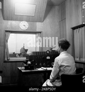 Oslo ottobre 1945. 'The Voice from London' Toralv Øksnevad (1891-1975) nello studio di NRK, visto dalla sala dei tecnici. Øksnevad era un noto radiomanaio e politico anche prima della seconda guerra mondiale, ma è meglio conosciuto come un'ancora per le trasmissioni della BBC in norvegese durante la guerra. Øksnevad è considerato il fondatore del moderno servizio di notizie in NRK. Foto: Leif Ørnelund / corrente / NTBSCANPIX Foto Stock