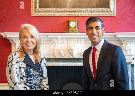 Rishi Sunak - primo Ministro del Regno Unito - incontro in qualità di Cancelliere dello scacchiere con l'Ambasciatore degli Stati Uniti Jane Hartley nel Regno Unito - 2022 Foto Stock