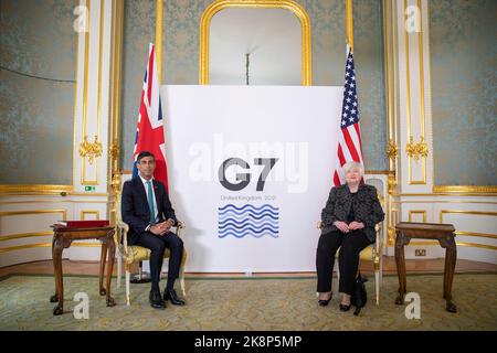 Rishi Sunak - primo Ministro del Regno Unito - Janet Yellen e Rishi Sunak alla riunione del Ministro delle Finanze del 2021 G7 mentre il Cancelliere dello scacchiere. Foto Stock