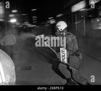 Oslo 19800501 tumulti nel centro di Oslo notte fino al 1st maggio. La polizia ha usato gas lacrimogeni contro le bande giovanili durante i disordini. L'immagine mostra un COP con una maschera a gas in azione con gas lacrimogeno. Foto Erik Thorberg / NTB / NTB Foto Stock