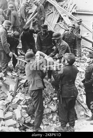 WW2 Oslo 19441231 l'attentato dinamitardo contro Oslo. I soldati ripulire i ruis e aiutare un uomo fuori sulla barella. Foto: NTB NTB *** Foto non elaborata ***** Foto Stock