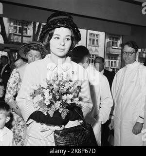 Norvegia il 27 maggio 1961. Lo Scià di Persia (Iran) con la regina Farah Diba, visita la Norvegia. Qui la Regina Farah Diba visita l'Ospedale Nazionale. Foto: Corrente / NTB Foto Stock