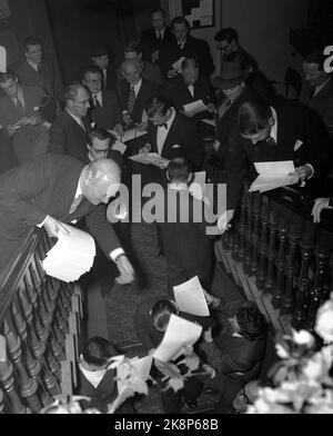 Oslo 19490129 i leader dei paesi nordici si incontrano nella società militare per realizzare una cooperazione nordica nel settore della difesa. Il piano si articola il 29/1. Qui, il responsabile della stampa Schive (TH) e Press Attache Kristensen condividono la fine di Komunikeet dall'incontro con il primo ministro Gerhardsen. I giornalisti si buttano sopra le stencil. Foto: SV. A. Børretzen / corrente / NTB Foto Stock