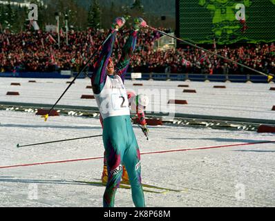 Lillehammer 19940222 Olimpiadi invernali a Lillehammer. 4x10 km signori. Bjørn Dæhlie è battuto da Silvio Fauner sul traguardo, l'Italia ha vinto, la Norvegia è arrivata al secondo posto e la Finlandia al terzo. La squadra norvegese era composta da: Sture Sivertsen, 1st° tappa, Vegard Ulvang, 2nd° tappa, Thomas Alsagaard, 3rd° tappa e Bjørn Dæhlie finale. Foto: Jon EEG / NTB Foto Stock