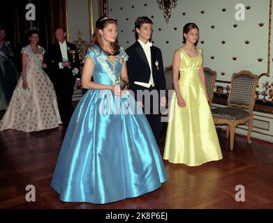 Stoccolma 19960501: Re di Svezia, re Carl XVI Gustaf 50 anni. Gallafest al Castello. Gli ospiti reali arrivano. Foto: Gallafest. Principessa della corona Victoria, principe Carl Philip e principessa Madeleine. Foto: Bjørn Sigurdsøn Foto Stock