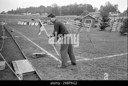 Oslo 19650626 «notte del Signore a Ullevål» durante alcune ore notturne dopo la vittoria sulla Jugoslavia, lo stadio Ullevaal, testimone del Signore, si trasformò nell'arena per un grande convegno religioso. A Greessmata un piccolo ramo di seggio, un gesto al turismo e agli ospiti stranieri. Foto: Aage Storløkken / corrente / NTB Foto Stock