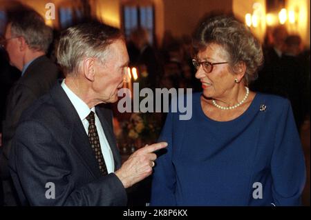 Molti hanno reso omaggio a Gunnar Sønsteby al Castello di Akershus il venerdì. Qui è il 80th ° anniversario con da sinistra Wenche Foss, principessa Astrid la signora ferner e sua moglie Anne-Karin Sønsteby. Foto: Lise Åserud, NTB Foto Stock