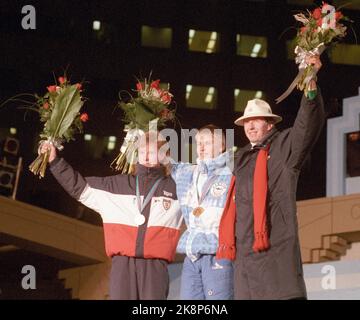 Calgary, Canada 198802: Olympic Calgary 1988. Salto - Grande collina. Premiazione. Matti Nykänen (fin/1), Erik Johnsen (NOR/2), Matjaz Debelak (Jug/3). Foto: Henrik Laurvik / NTB Foto Stock