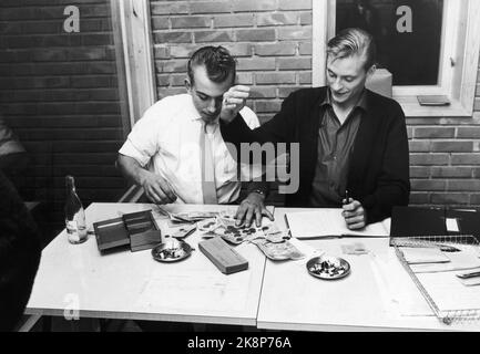 Oslo, Hvervenbukta 1963. Massima velocità in Motorkauen. L'Oslo Youth Motorsenter dista 13 km dal centro di Oslo. La sala meeting, l'officina, il sentiero e la sala hobby sono state costruite con il sostegno comunale e con l'impegno impressionante di ragazzi e ragazze in OMS. 263 ospiti paganti ora mercoledì scorso, Knut Brattvoll e Leif Kristiansen, presidente del t.h. Youth Motors Center di Oslo Foto: Ivar Aaserud / corrente / NTB Foto Stock