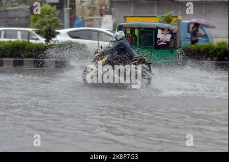 Dhaka. 24th Ott 2022. Una motocicletta passa attraverso una strada costellata d'acqua nella capitale del Bangladesh Dhaka, 24 ottobre 2022. La maggior parte delle parti del Bangladesh sta assistendo a forti venti e a forti piogge sul ciclone Sitrang che si dirige verso la vasta costa del paese dell'Asia meridionale. Credit: Notizie dal vivo su Xinhua/Alamy Foto Stock