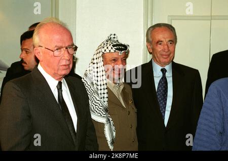 Oslo 19941209: Da sinistra Yitzhak Rabin, Yasir Arafat e Shimon Peres che sono stati condivisi un premio per la pace per il 1994. Qui durante la cena al Grand Hotel. Foto: Lise Åserud NTB / NTB Foto Stock