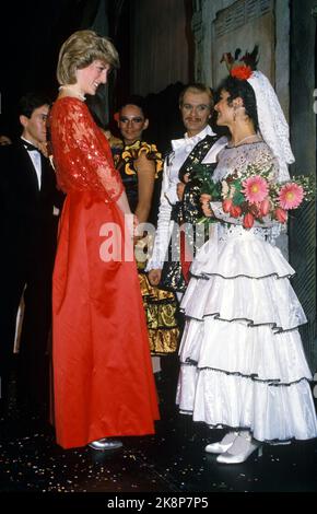 Oslo 1984-02: La principessa del Galles - la principessa del Galles, Diana, visita Oslo. La visita si è terminata in relazione alla prima mondiale di London City Ballett sulla commedia 'Carmen' nella Sala Concerti di Oslo il 11 febbraio. La principessa è l'alta protettrice dell'ensemble. La foto: Gli ospiti reali arrivano alla prima, - la principessa Diana saluta l'ensemble. Foto: Bjørn Sigurdsøn / Noce Olds / NTB Foto Stock