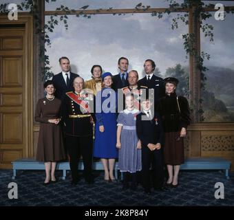 Oslo 19820921: Re Olav celebra il suo 25th° anniversario di reggimento. Qui viene fotografato nelle birderie del castello, insieme agli ospiti ufficiali in occasione dell'anniversario. Indietro da V: Il presidente finlandese Mauno Koivisto, la sig.ra Tellervo Koivisto, il principe Henrik della Danimarca e il re Carl Gustaf di Svezia. Fronte da V: La regina Silvia di Svezia, il re Olav, la regina Margrethe di Danimarca, il principe ereditario Harald e la principessa ereditaria Sonja. Right Forrest: Principessa Märtha Louise e Principe Haakon Magnus. Foto: Vena Hammerstad / NTB / NTB Foto Stock